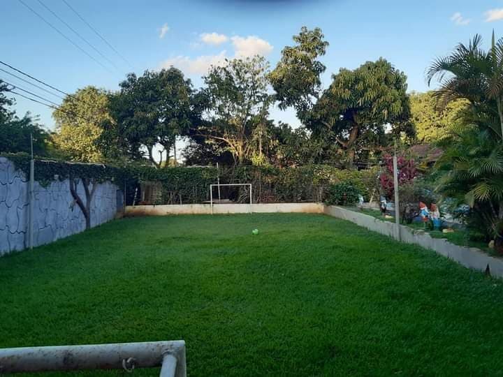 Área externa e campo de futebol da Chácara da Preta