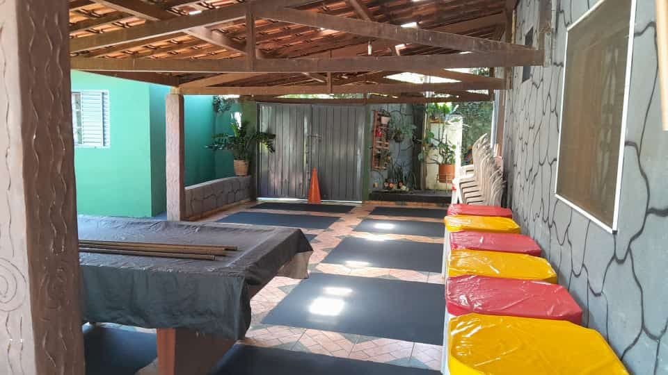 Espaço coberto com mesa de sinuca da Chácara da Preta