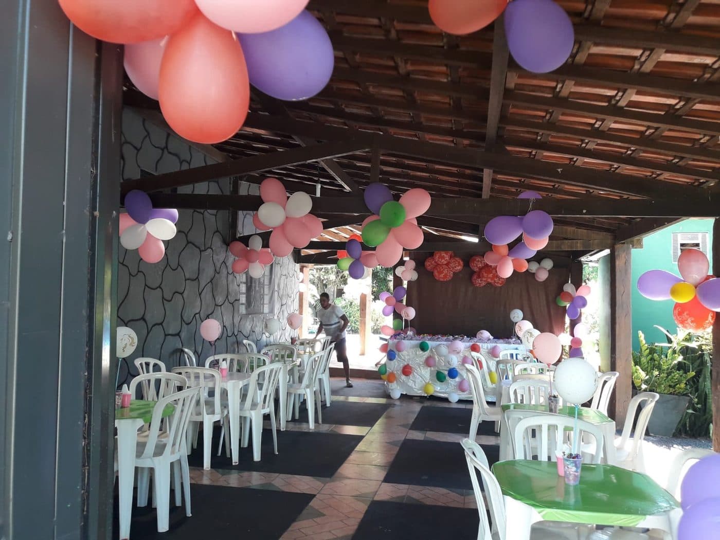 Área coberta decorada para festa na Chácara da Preta
